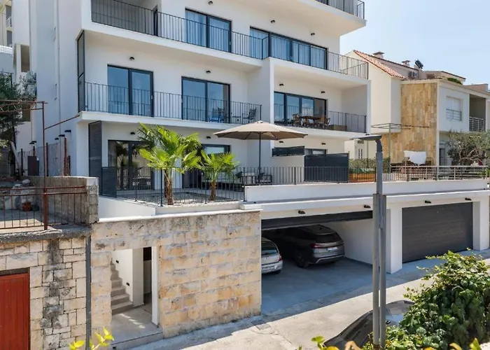 Mia With Seaview In *